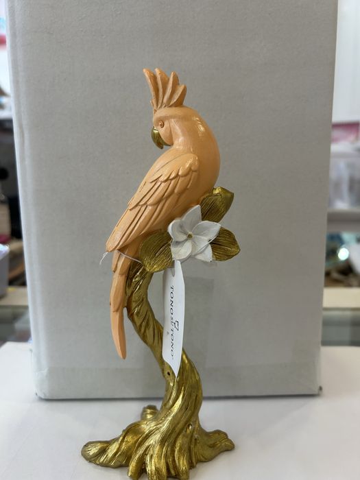 Estatueta Decorativa Papagaio / Catatua Exótica em Pedestal Dourado