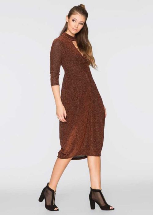 Elegancka brązowa sukienka z połyskiem, choker 38