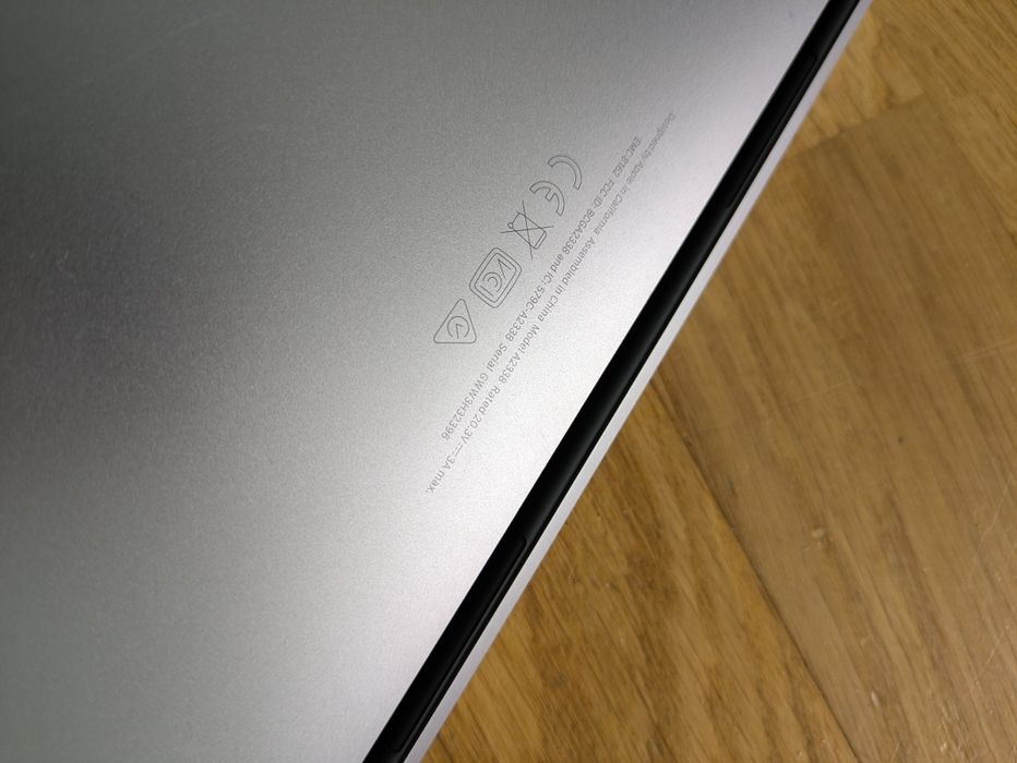 MacBook Pro  2022, 13", M2, 8/256  ГБ, нюанс або на запчастини.