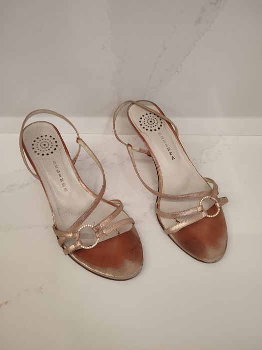Sandálias Belinda em rosa seco, com aplicação de brilhantes. Tam 36