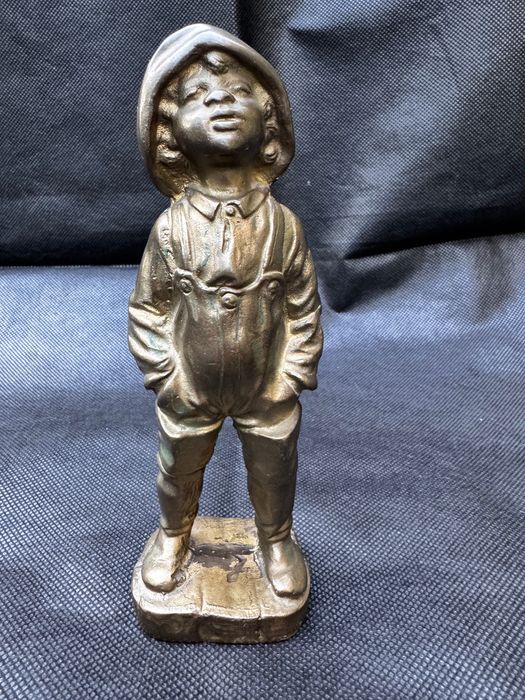 Figurka chłopiec rybak z brązu