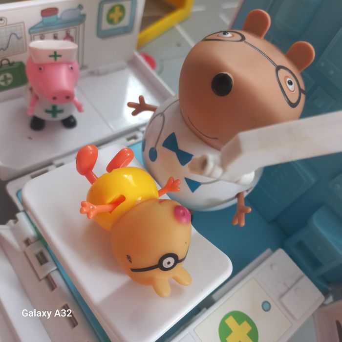 Świnka Pepa   karetka  ambulans figurki  stan bardzo dobry