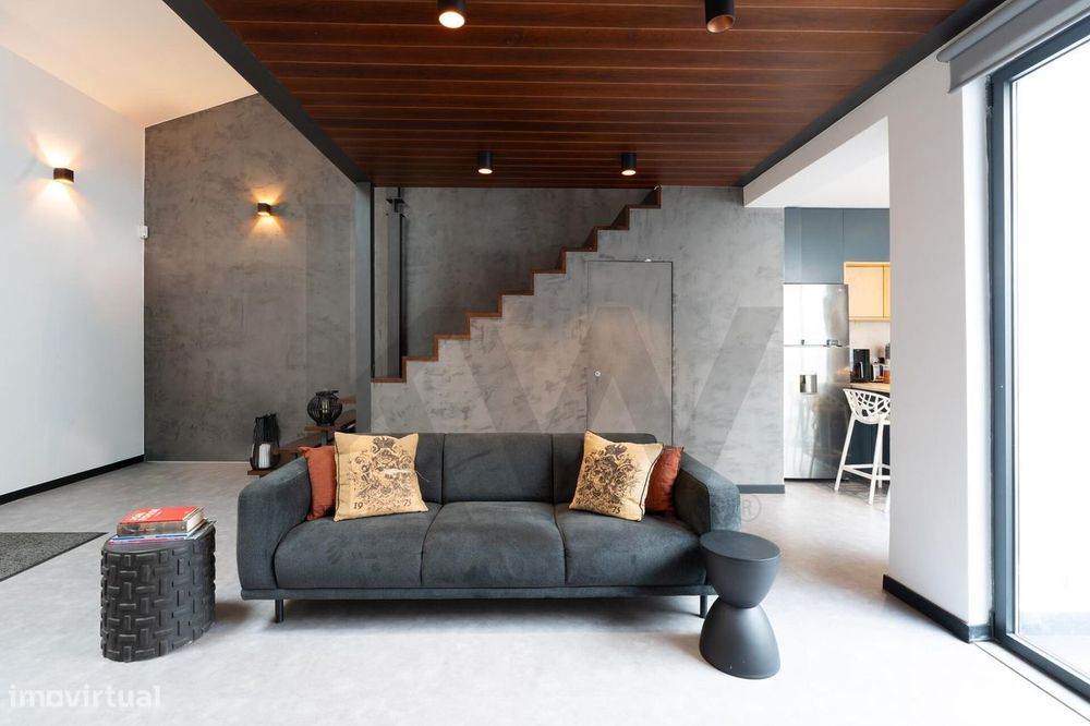 Loft T1 com espaço exterior em Algés