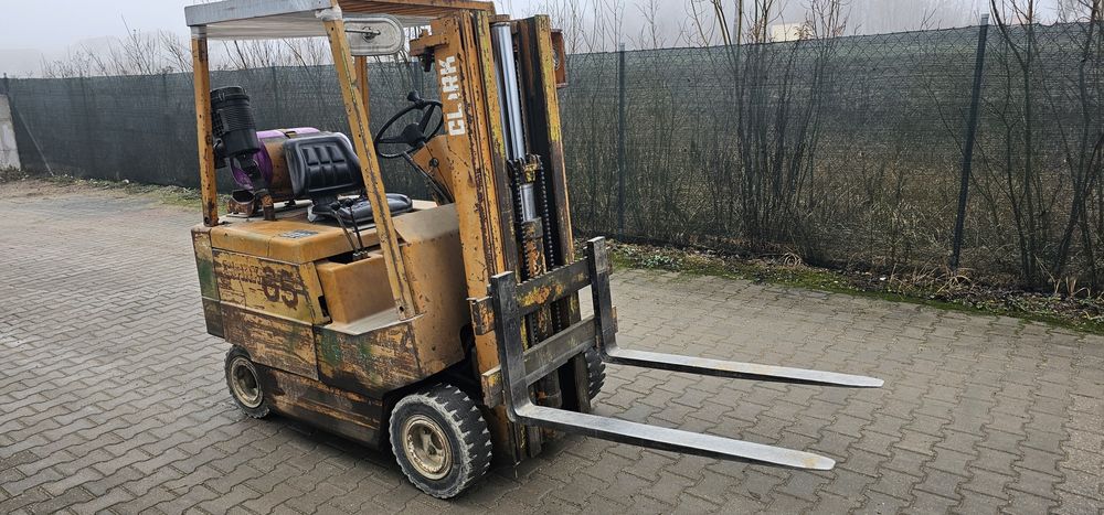 Wózek widłowy  Clark  wolny skok 1,5 tony triplex LPG