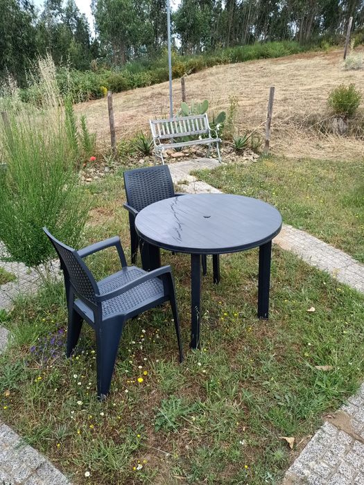 Mesa de jardim com duas cadeiras