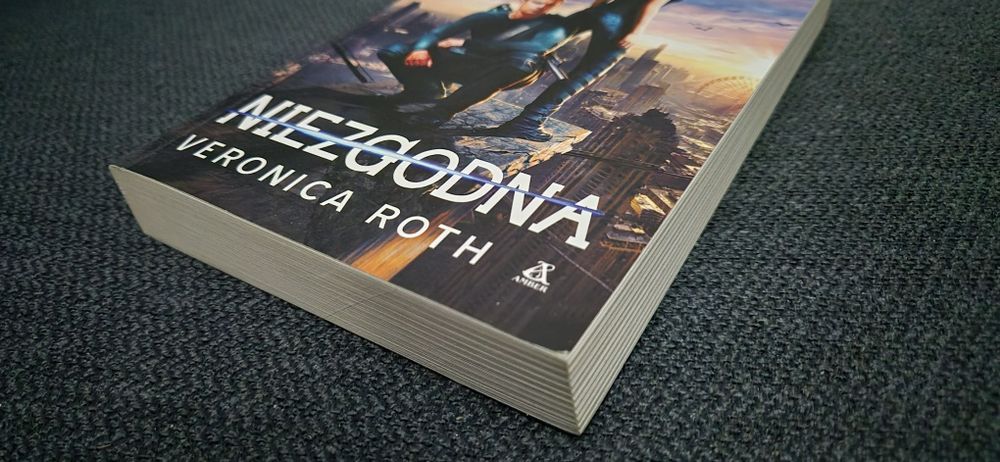 Książka "Niezgodna"