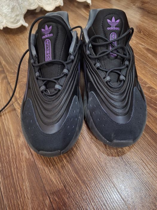 кросівки Adidas Ozelia у чорному кольорі, модель H04250. 
Дізнатися більше