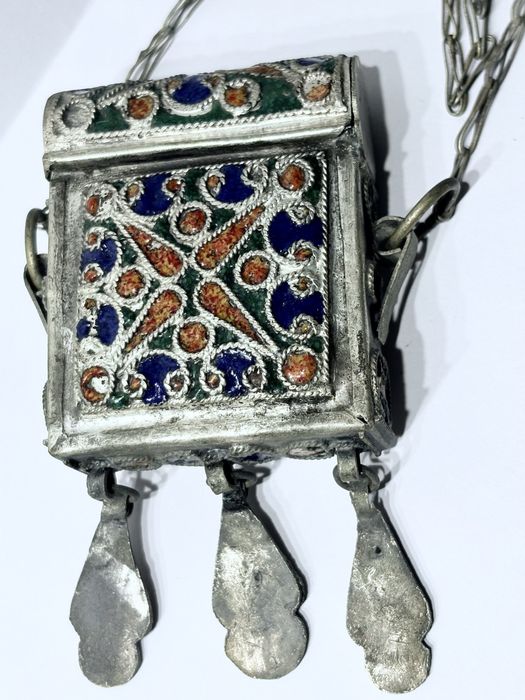Antigo colar caixa de orações berbere “Hirz”em metal branco esmaltado