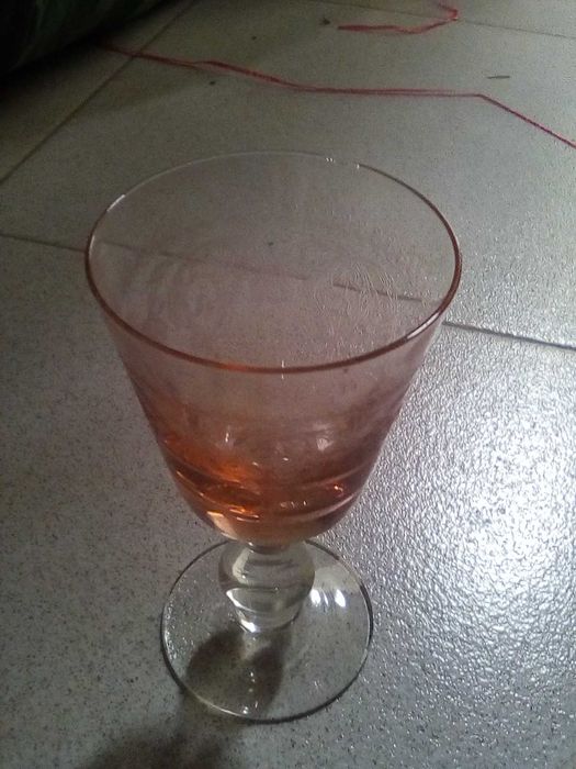 Pratos pirex, chávenas café, copos de pé alto,terrina, etc.