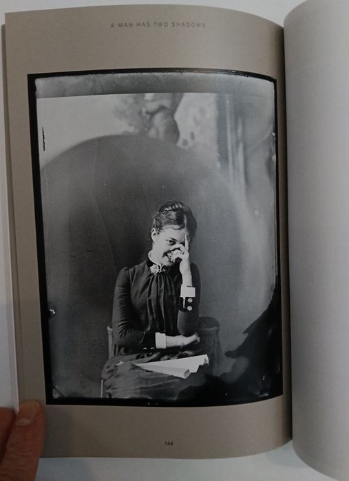 Carlos Relvas, Um Homem tem duas Sombras, com 264 páginas, estado novo