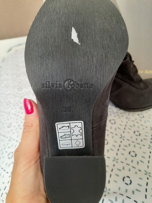 Botins em Pele genuína Sílvia  Rebatto tamanho 39. Estilo gótico.
