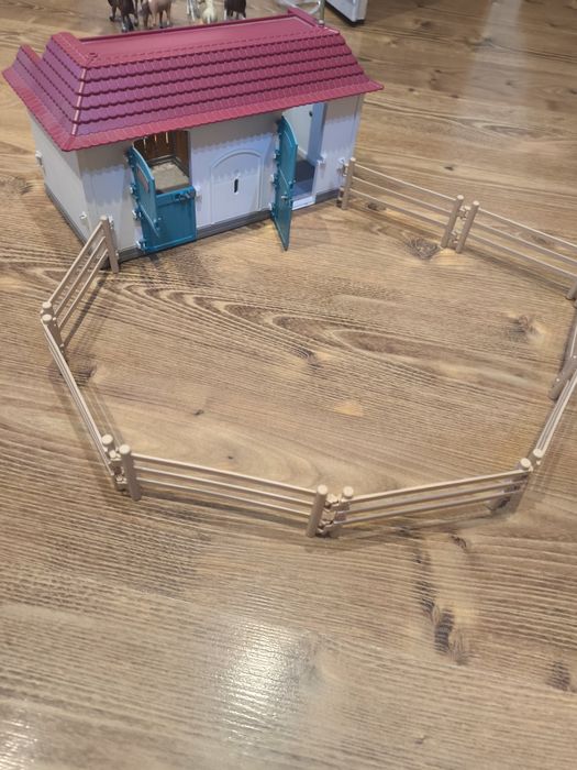 Sprzedam domek że stajnią Schleich