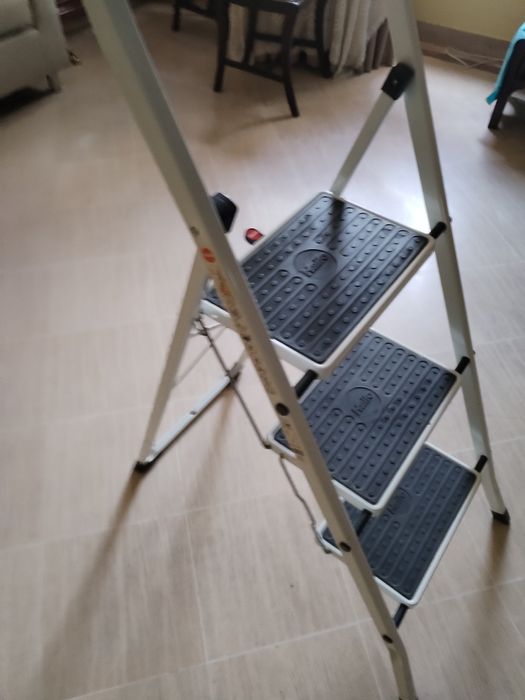 Escadote com três degraus