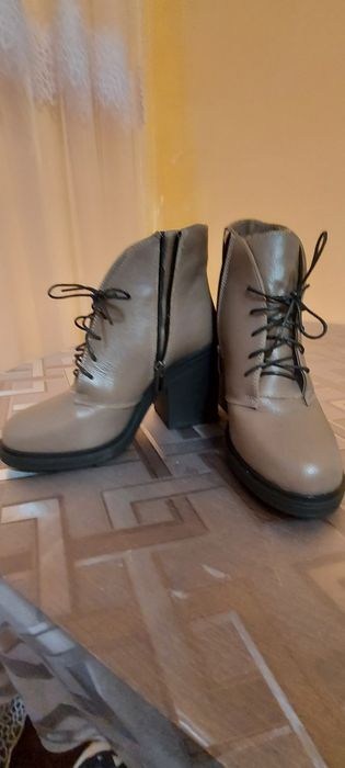 Продам нові зимові ботільони.
