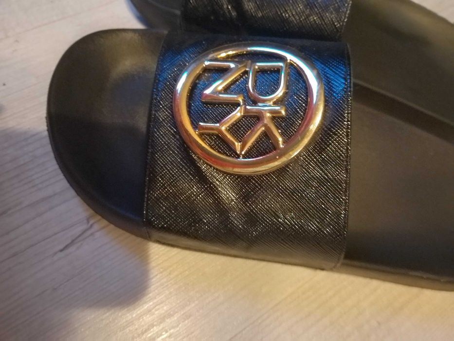 Czarne klapki damskie DKNY