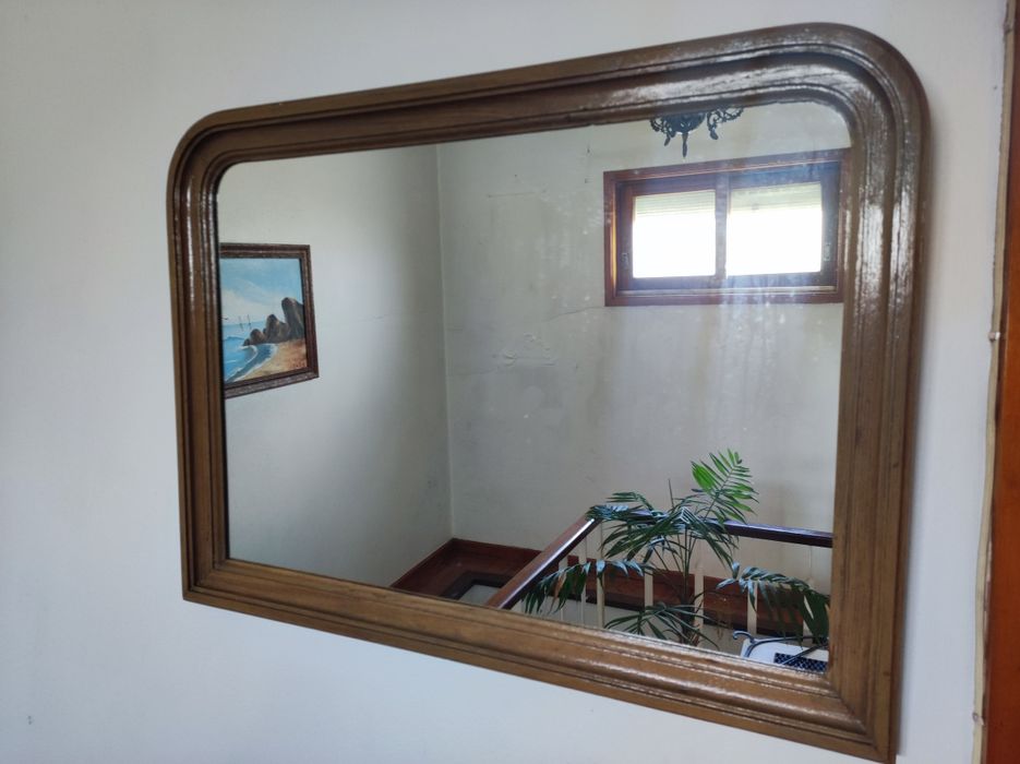 Espelho de parede com moldura de madeira – ótimo estado.