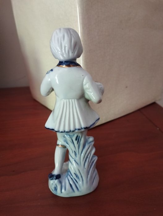 Estatueta Antiga em Porcelana Vitoriana – Rapaz com Cesto (14 cm)