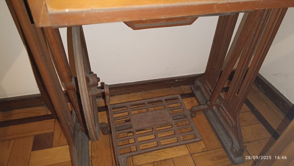 Maquina de costura Singer com armário e motor