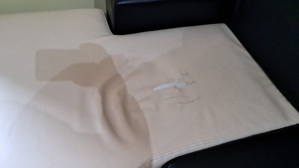 Sala com sofá, mesa de centro e cortinados