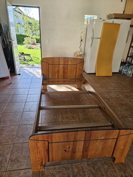 Cama de solteiro, usada, madeira