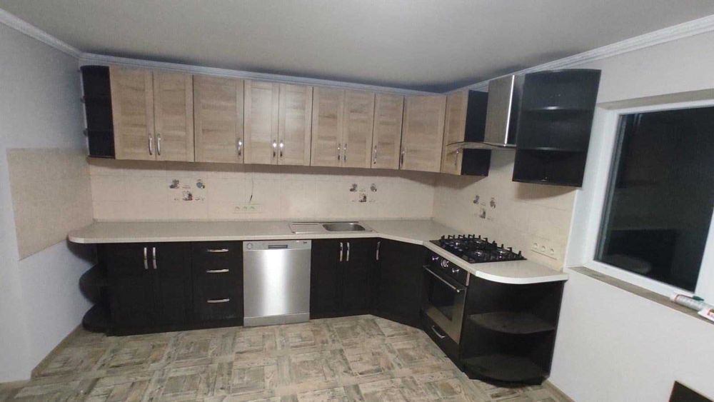 Фабрична якісна кухня, в наявності у всіх розмірах.