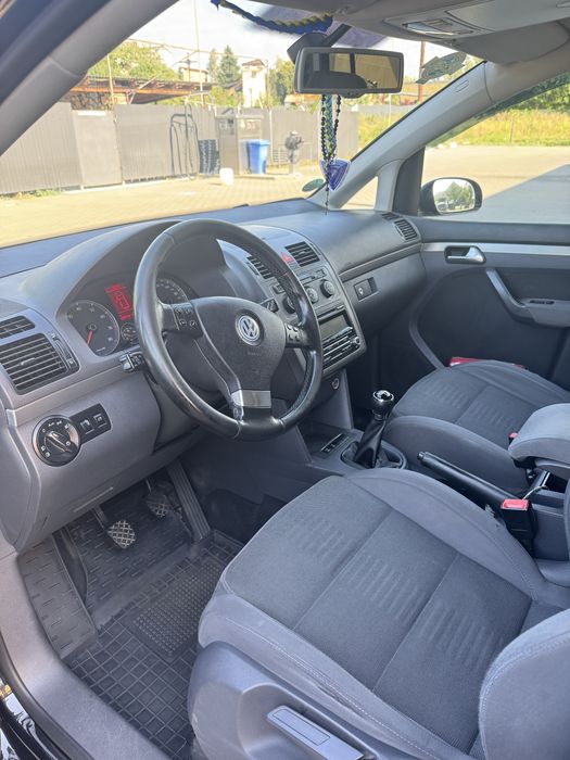 Автомобіль Volkswagen Touran