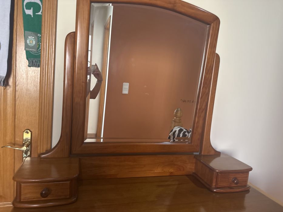Cómoda em pinho maciço.