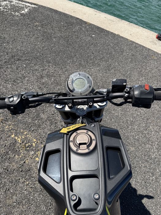 Husqvarna svartpilen 401 com muitos extras e afinação de valvulas feita