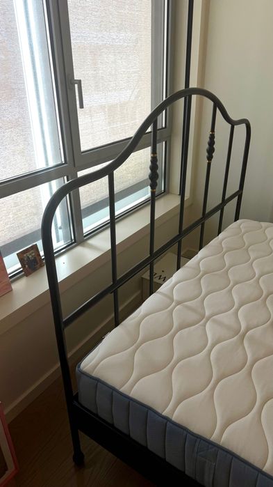 Cama de ferro e colchão da IKEA