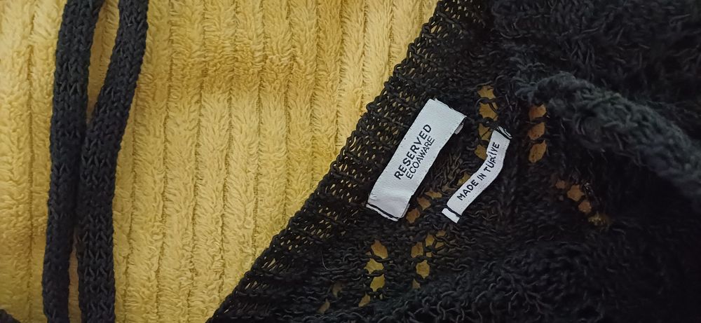 Ażurowy sweterek damski Reserved.