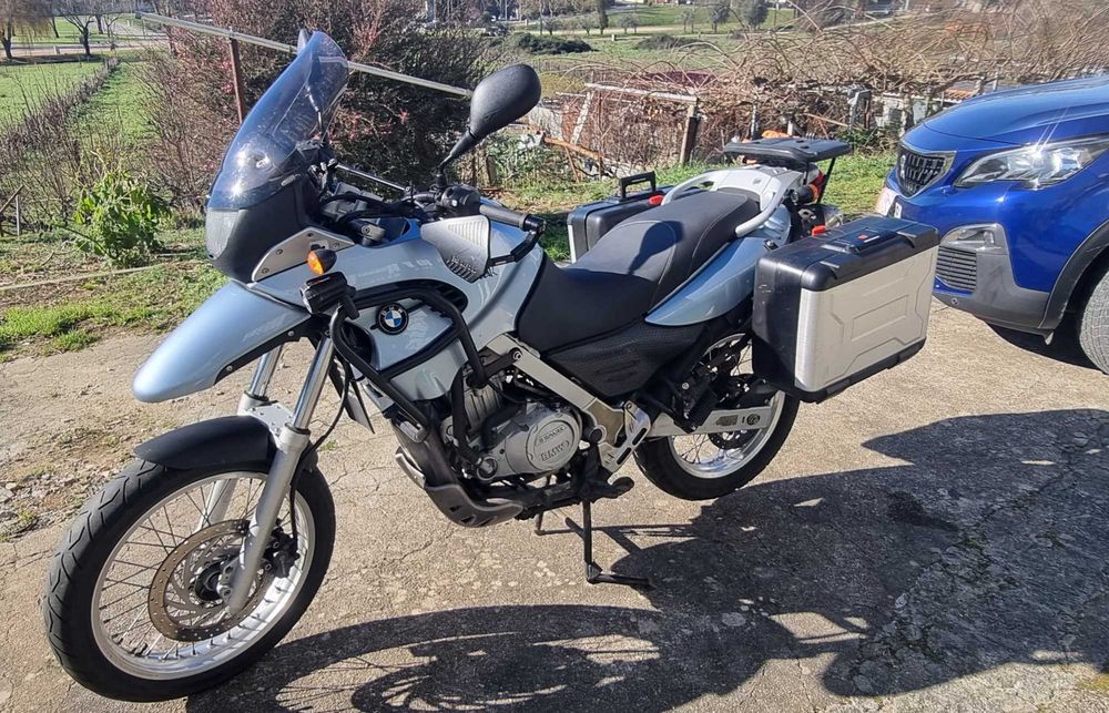 Vendo Mota BMW 650 GS com malas laterais , Top case , faróis GIVI