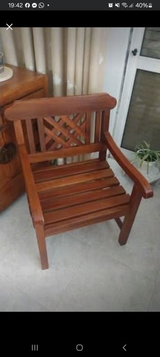2 cadeirões de madeira