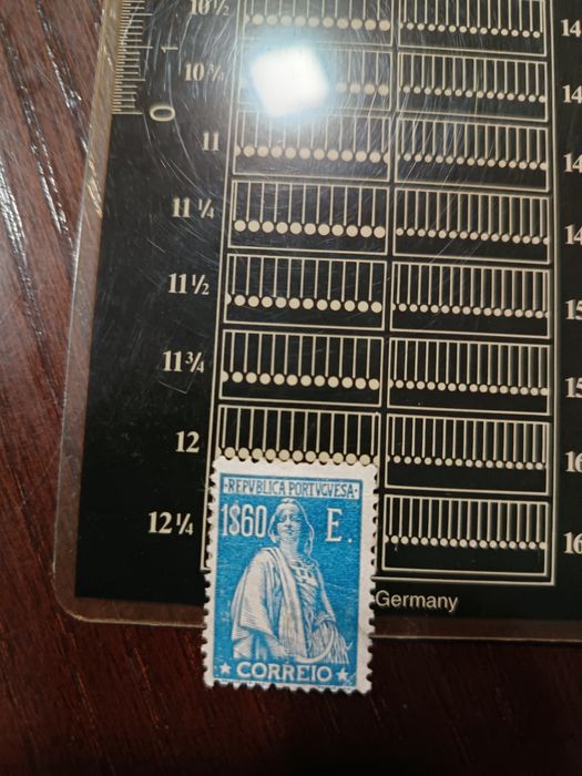 Selo de Portugal novo com sinal de charneira