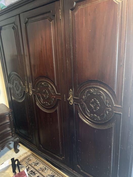 Quarto de Casal Clássico em Madeira Maciça