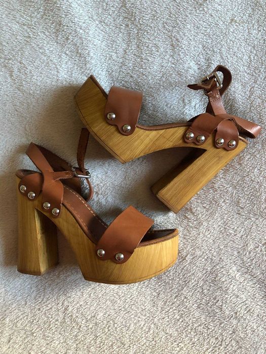 Босоніжки на дерев'яній підошві