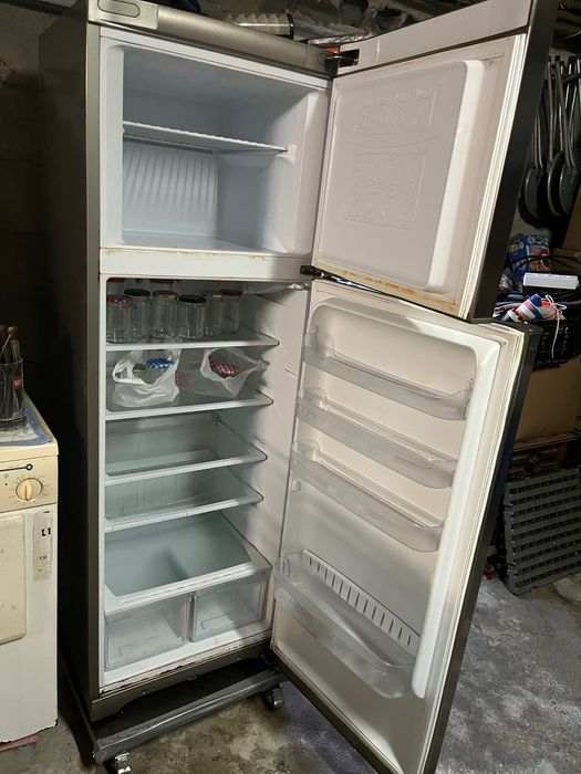 Frigorífico Ariston a trabalhar bem