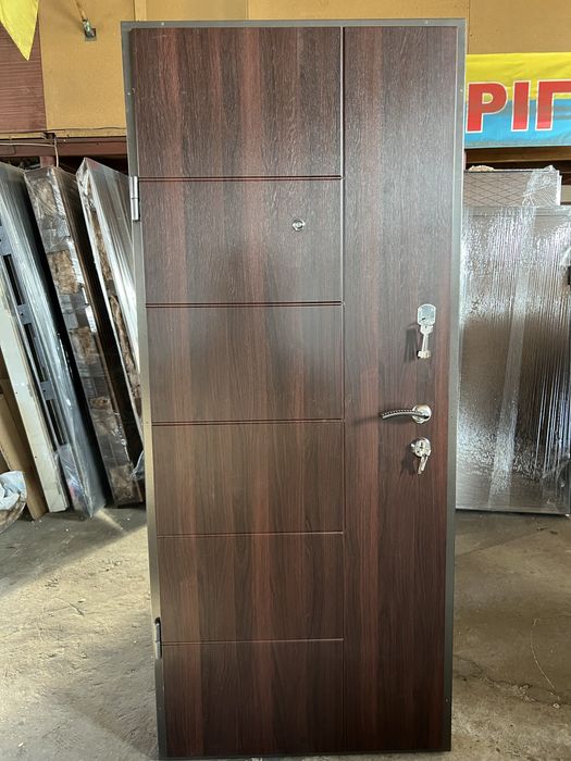 Продам входную металлическую дверь