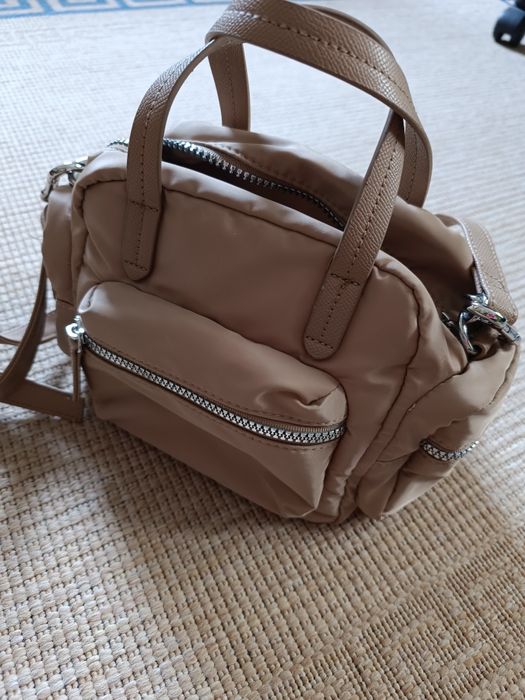 Torebka damska typu crossbody.