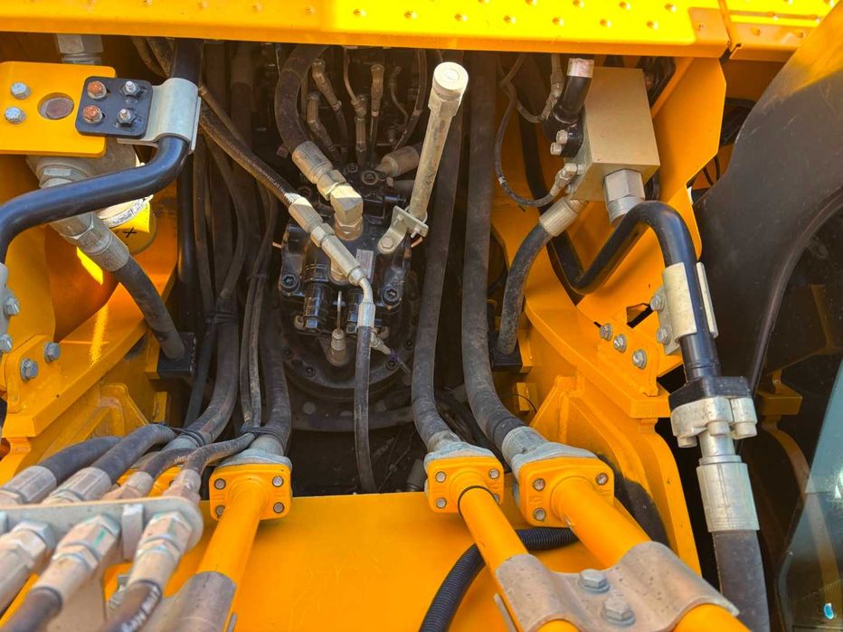 Гусеничний екскаватор JCB JS220 LC