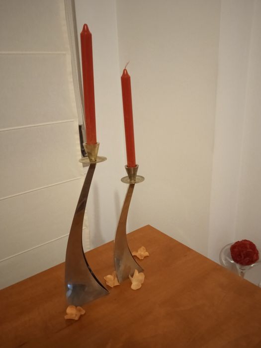 Vendo castiçais com velas.