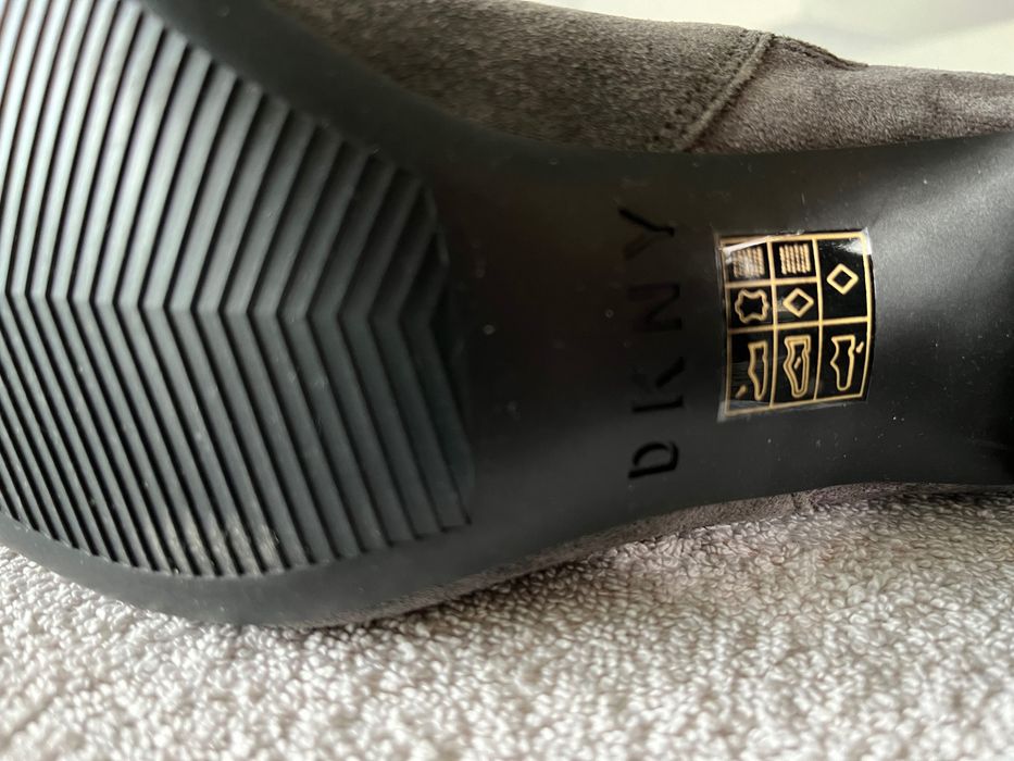 Сапоги DKNY розмір 37,5 (UK 4,5)