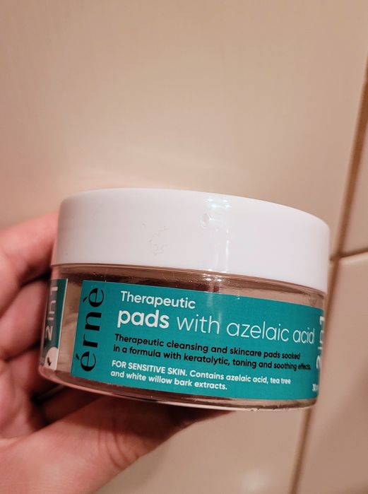 Erne płatki nasączone z kwasem azelainowym do twarzy