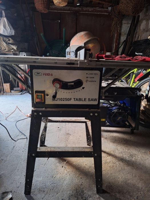 Стаціонарна циркулярна пила / столярний верстат — робочий стан