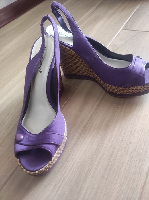 Босоніжки на танкетці