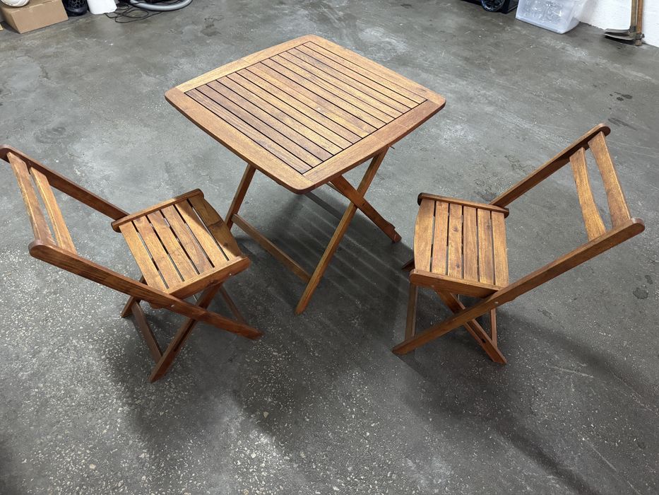 Mesa quadrada com cadeiras para exterior