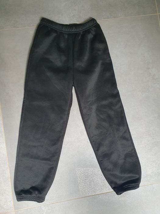 Czarne spodnie dresowe roz. 134 Shein