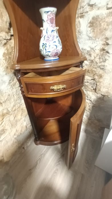 Móvel de canto em madeira
