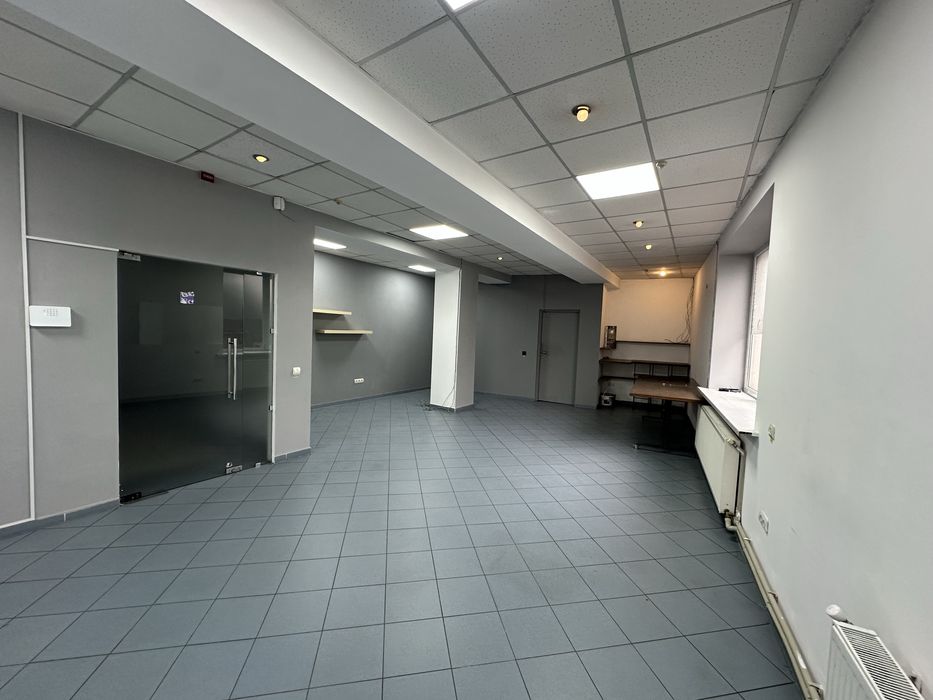 Продам в центрі приміщення офісне