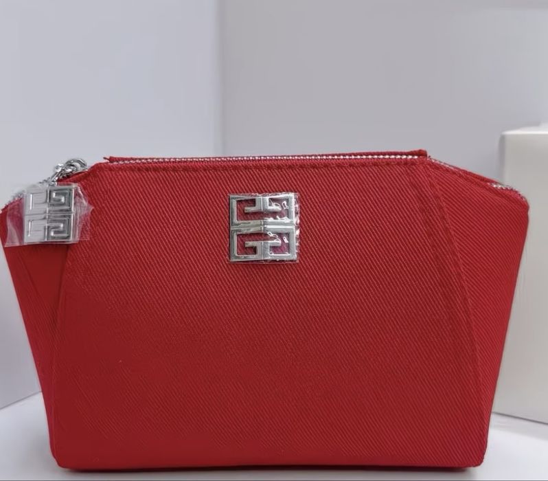 Нова червона косметичка Givenchy
