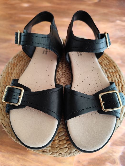 Sandálias em pele Clarks novas tamanho 36